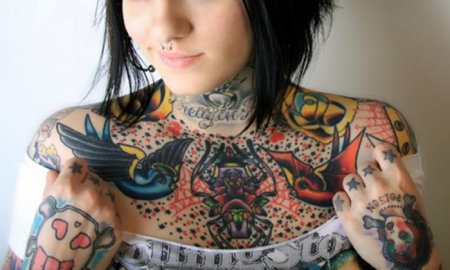 Татуированные девушки извиваются как змеи