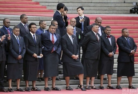 Фиджийские мужики носят юбки на самом высоком верху!