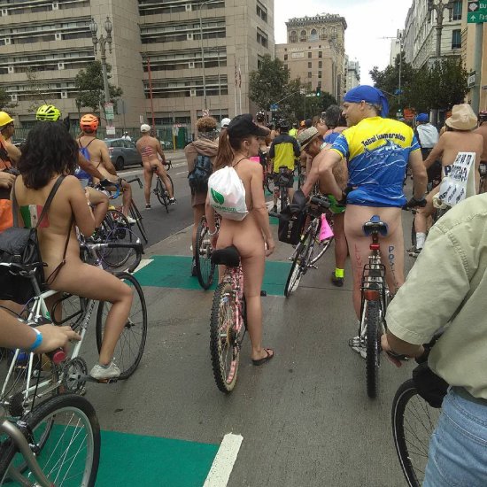 Как в Лондоне сотни голых велосипедистов катались -Фото обзор