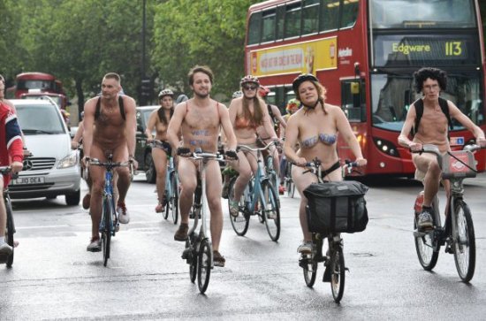 Как в Лондоне сотни голых велосипедистов катались -Фото обзор